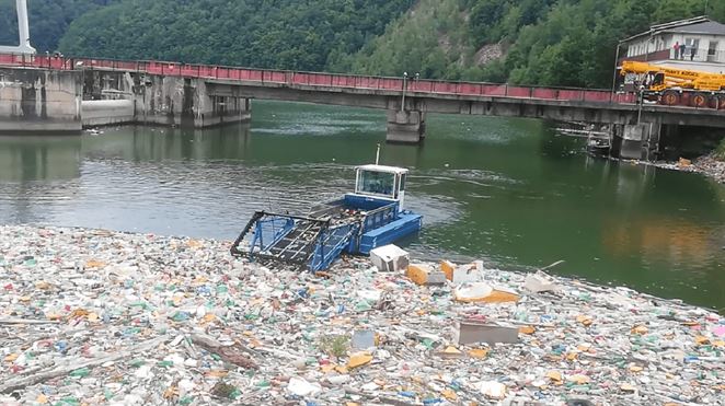 SVP: Odpad na brehoch vodných stavieb pomáhal odstrániť stroj riadený umelou inteligenciou